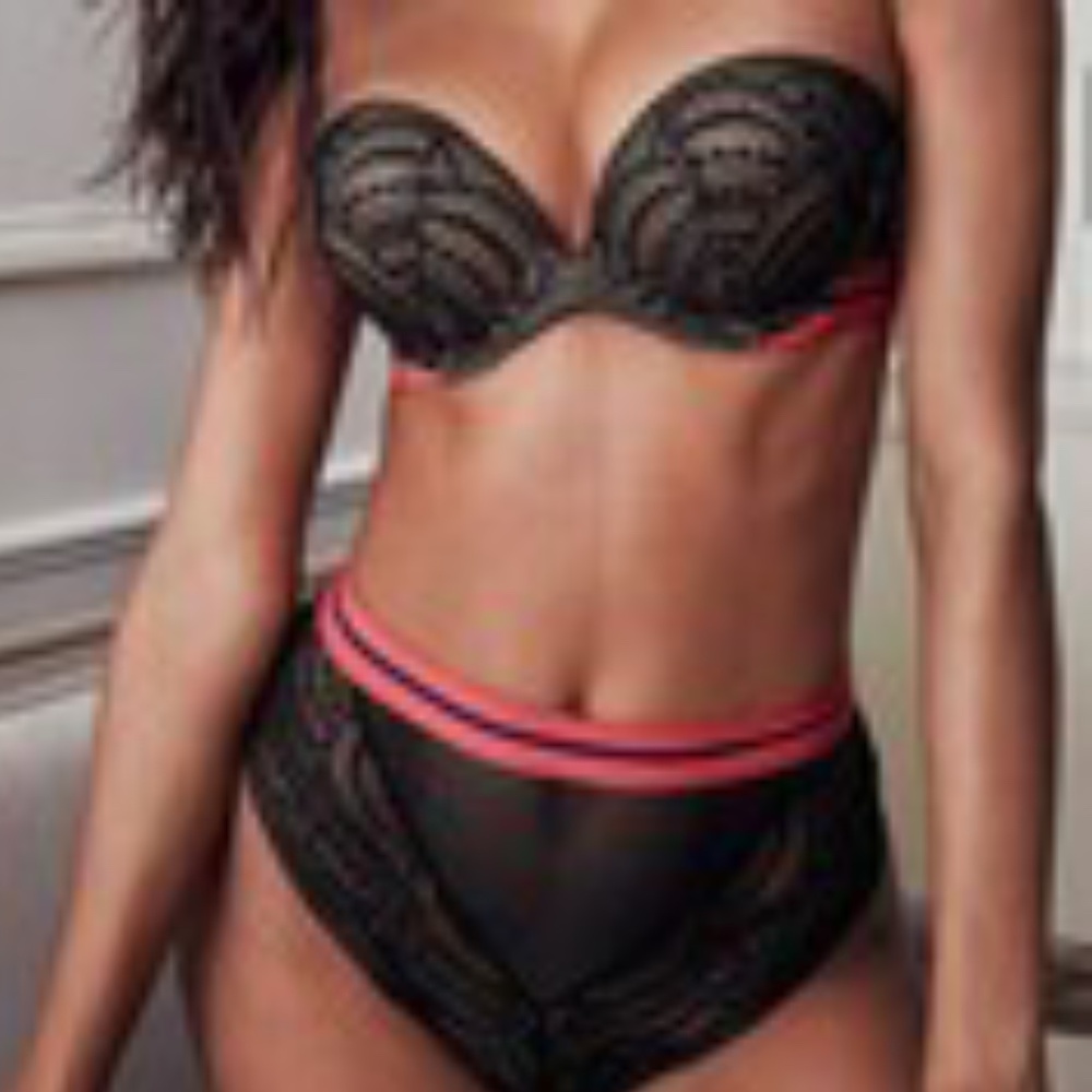 Victorias Secret Miraculous Bombshell Adds 2 Cup 32DD Black Netted Bra